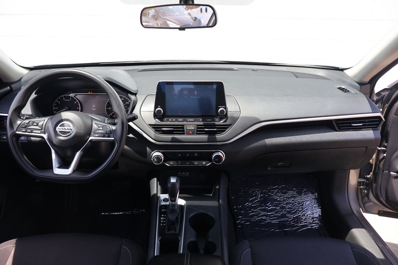 Nissan Altima Vehicle Full-screen Gallery Image 19