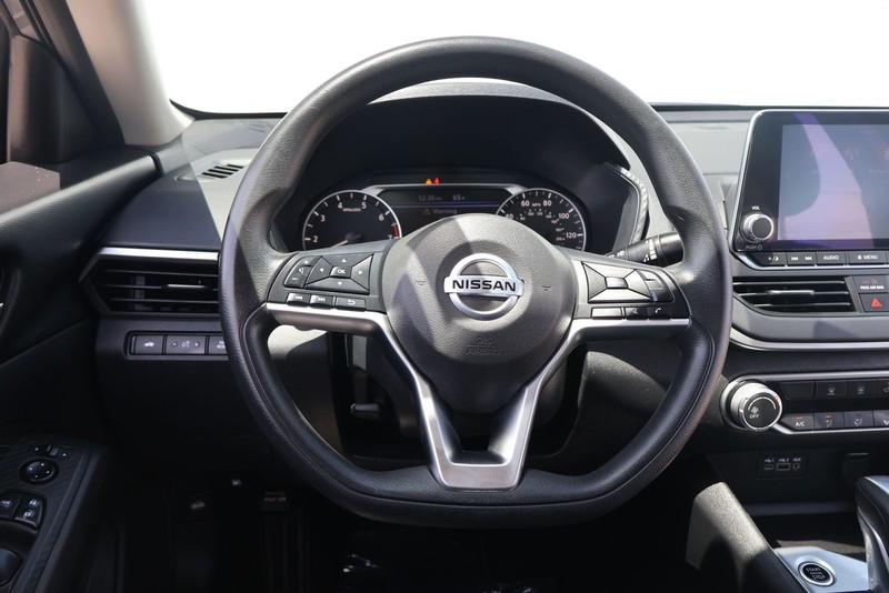 Nissan Altima Vehicle Full-screen Gallery Image 21