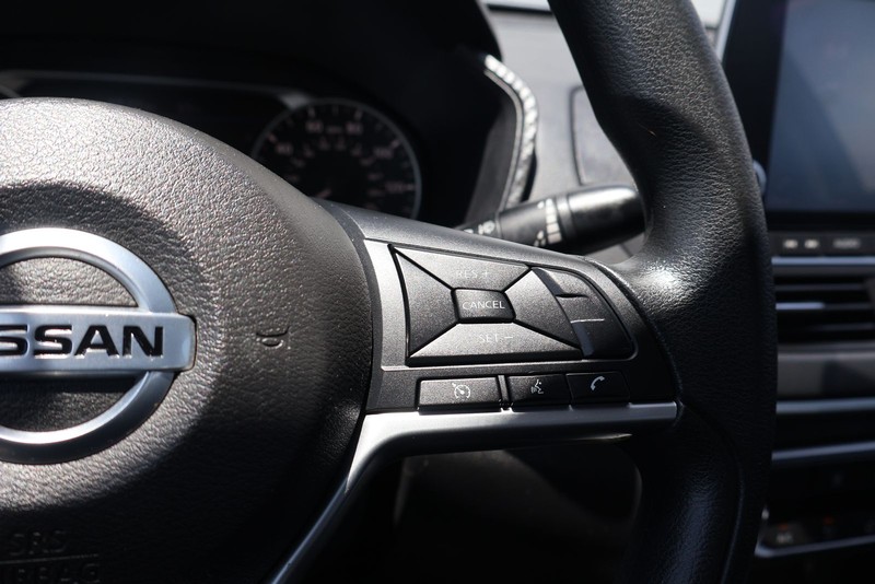 Nissan Altima Vehicle Full-screen Gallery Image 23