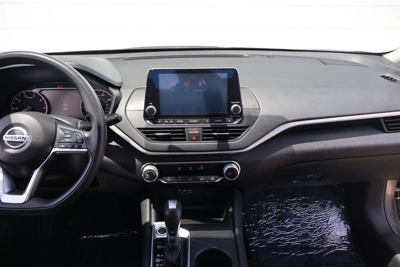 Nissan Altima Vehicle Full-screen Gallery Image 24