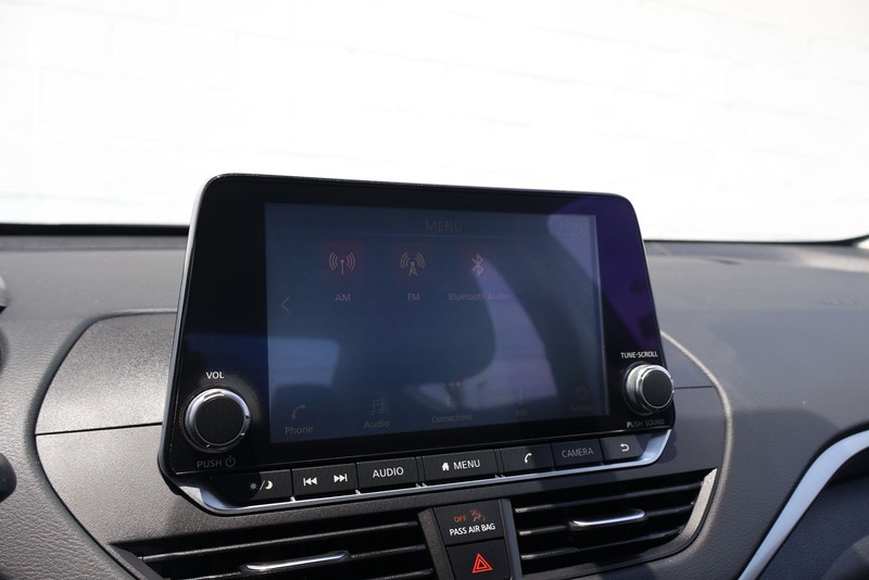 Nissan Altima Vehicle Full-screen Gallery Image 25