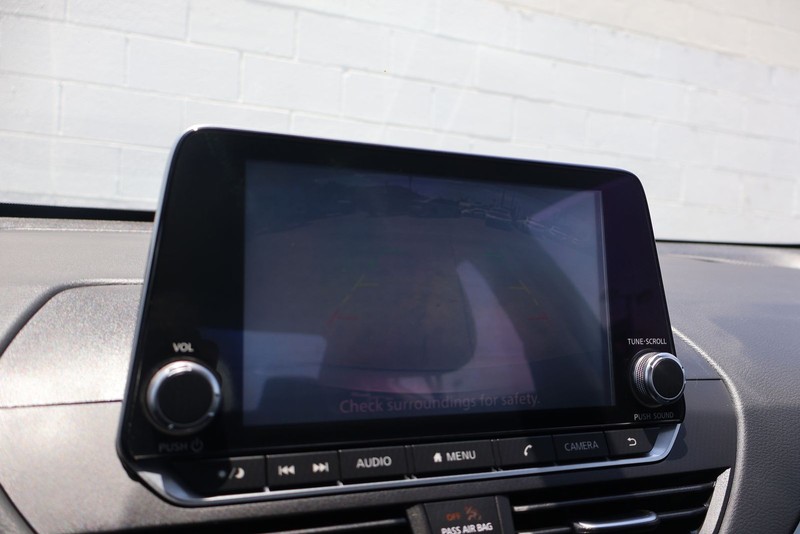 Nissan Altima Vehicle Full-screen Gallery Image 26