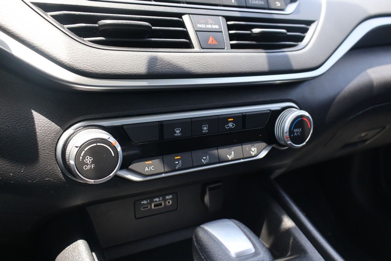 Nissan Altima Vehicle Full-screen Gallery Image 27