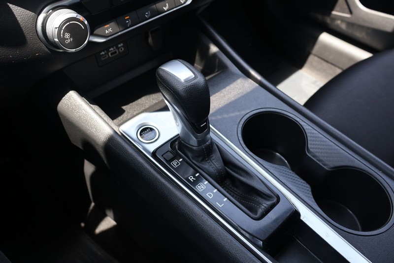Nissan Altima Vehicle Full-screen Gallery Image 28