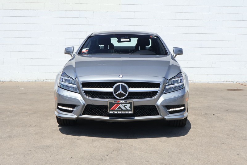 Mercedes-Benz CLS 550 Vehicle Full-screen Gallery Image 02