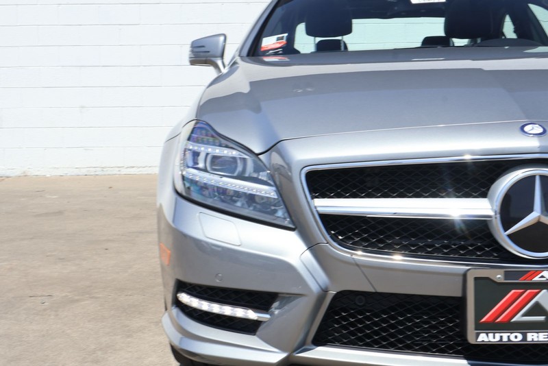 Mercedes-Benz CLS 550 Vehicle Full-screen Gallery Image 03