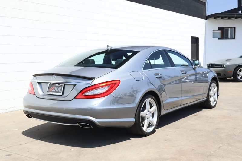 Mercedes-Benz CLS 550 Vehicle Full-screen Gallery Image 05