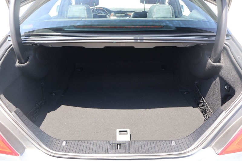 Mercedes-Benz CLS 550 Vehicle Full-screen Gallery Image 08