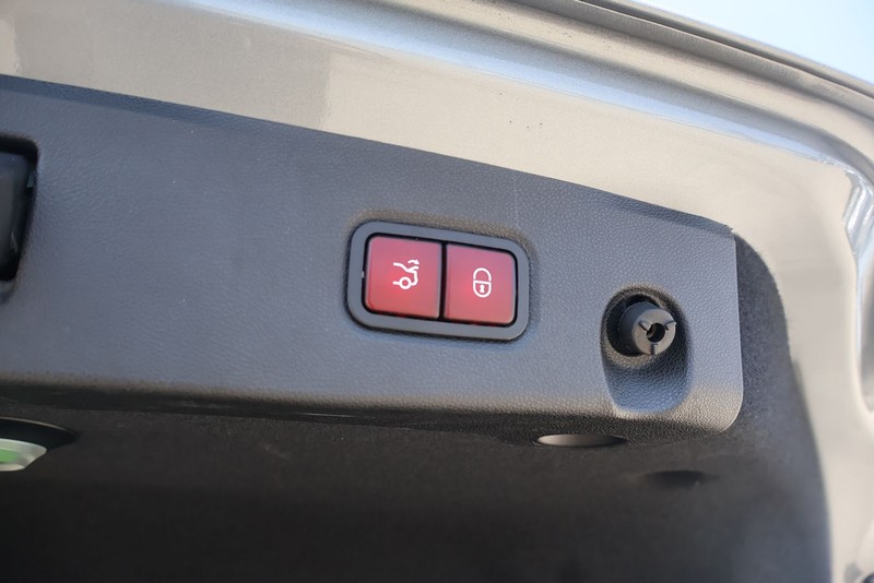 Mercedes-Benz CLS 550 Vehicle Full-screen Gallery Image 09