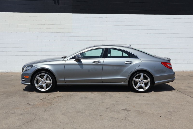 Mercedes-Benz CLS 550 Vehicle Full-screen Gallery Image 11