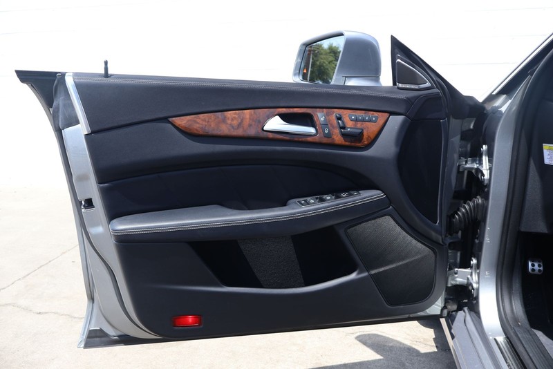 Mercedes-Benz CLS 550 Vehicle Full-screen Gallery Image 15
