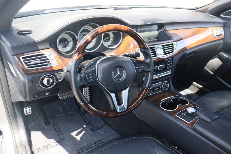 Mercedes-Benz CLS 550 Vehicle Full-screen Gallery Image 16