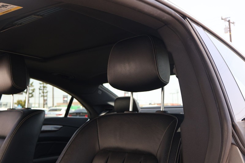 Mercedes-Benz CLS 550 Vehicle Full-screen Gallery Image 18