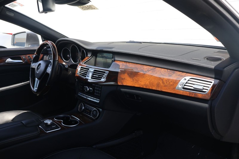 Mercedes-Benz CLS 550 Vehicle Full-screen Gallery Image 19
