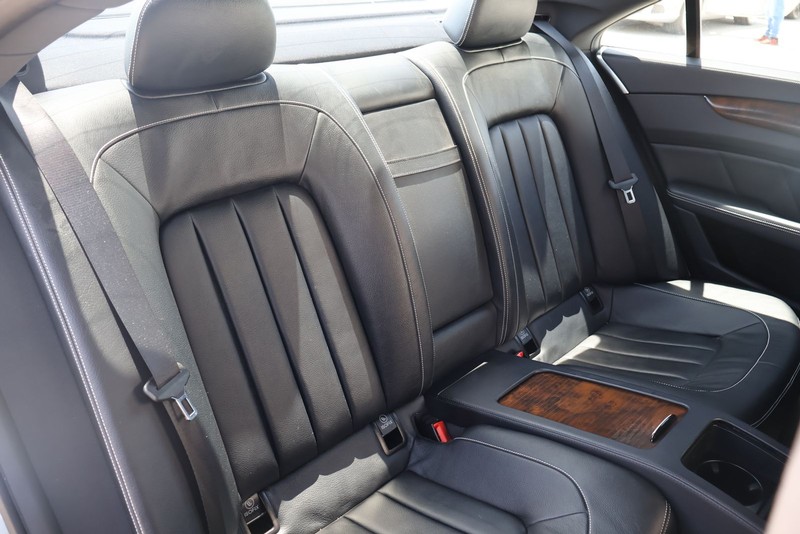 Mercedes-Benz CLS 550 Vehicle Full-screen Gallery Image 21