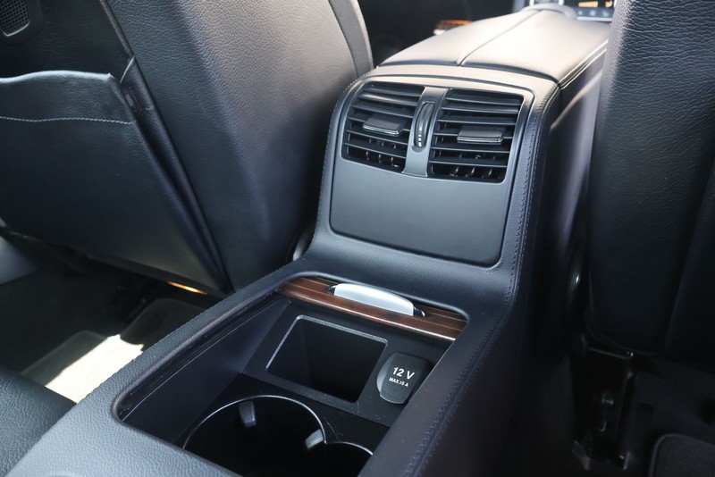 Mercedes-Benz CLS 550 Vehicle Full-screen Gallery Image 22