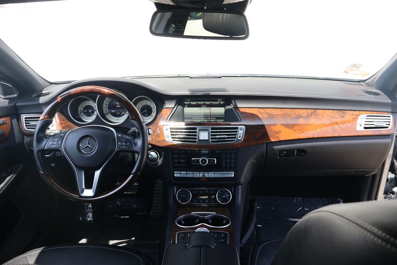 Mercedes-Benz CLS 550 Vehicle Full-screen Gallery Image 23
