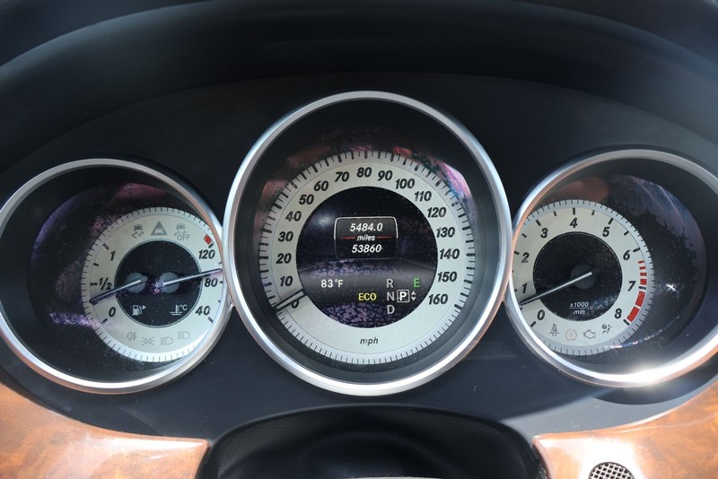 Mercedes-Benz CLS 550 Vehicle Full-screen Gallery Image 24