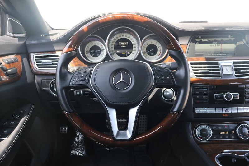 Mercedes-Benz CLS 550 Vehicle Full-screen Gallery Image 25