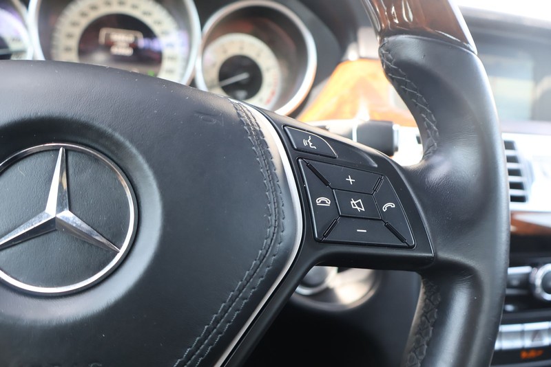 Mercedes-Benz CLS 550 Vehicle Full-screen Gallery Image 27