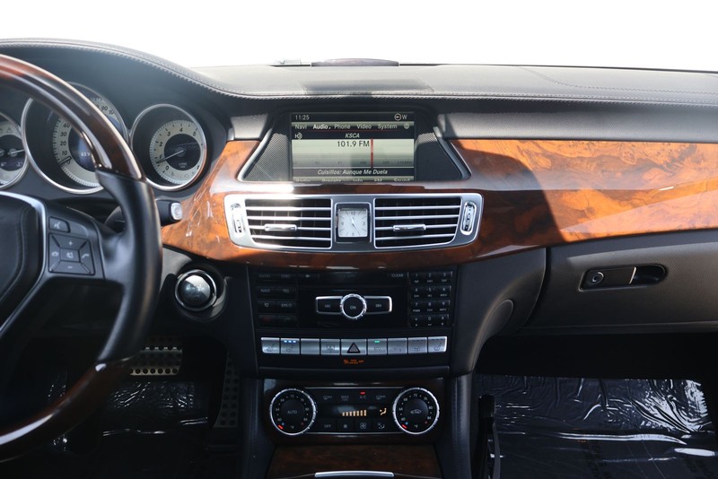 Mercedes-Benz CLS 550 Vehicle Full-screen Gallery Image 28