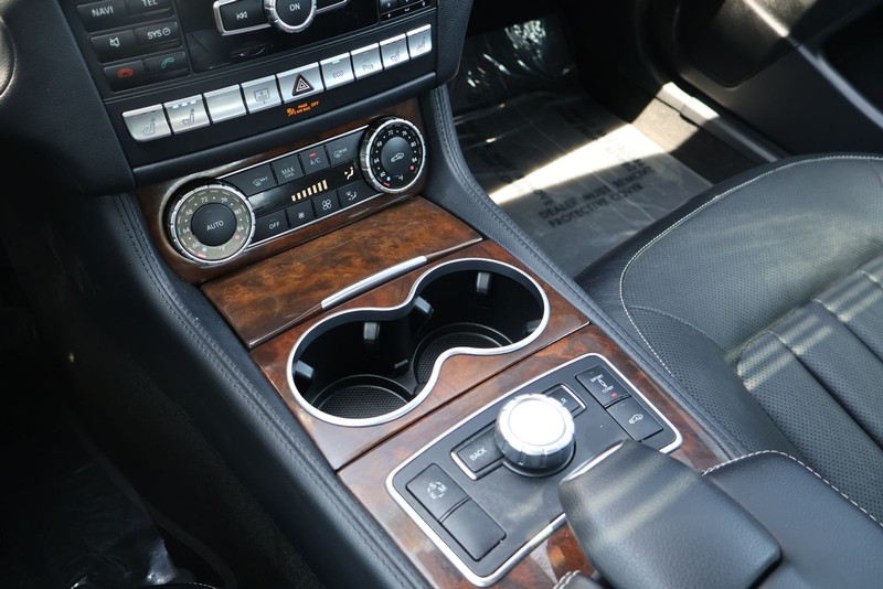 Mercedes-Benz CLS 550 Vehicle Full-screen Gallery Image 32