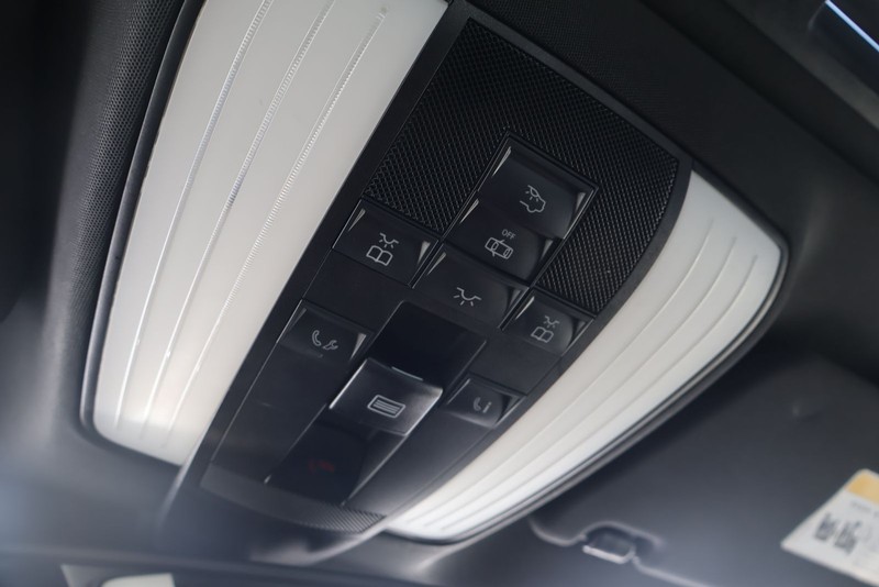 Mercedes-Benz CLS 550 Vehicle Full-screen Gallery Image 33