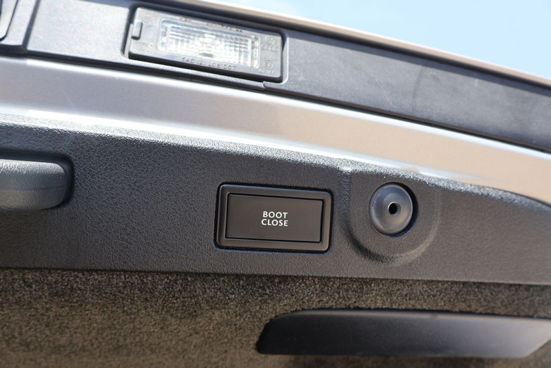 Bentley Continental GT Vehicle Full-screen Gallery Image 09