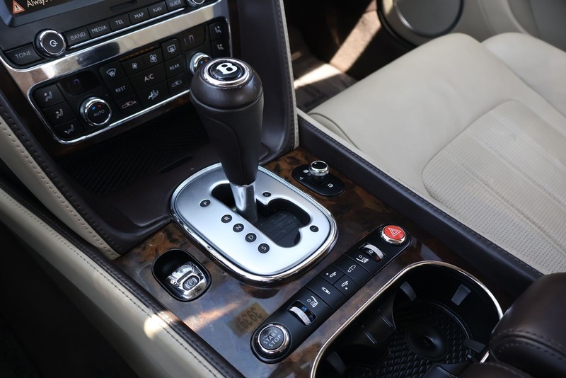 Bentley Continental GT Vehicle Full-screen Gallery Image 31