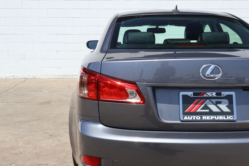 Lexus IS 250 Vehicle Full-screen Gallery Image 06