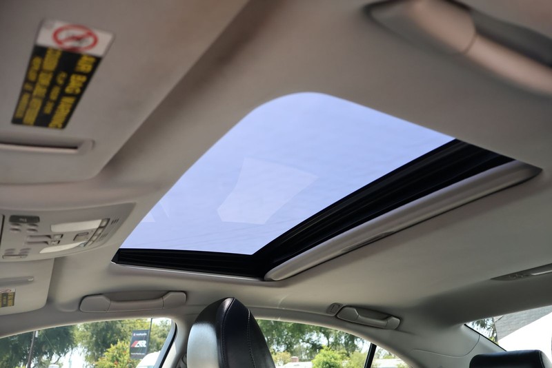 Lexus IS 250 Vehicle Full-screen Gallery Image 09