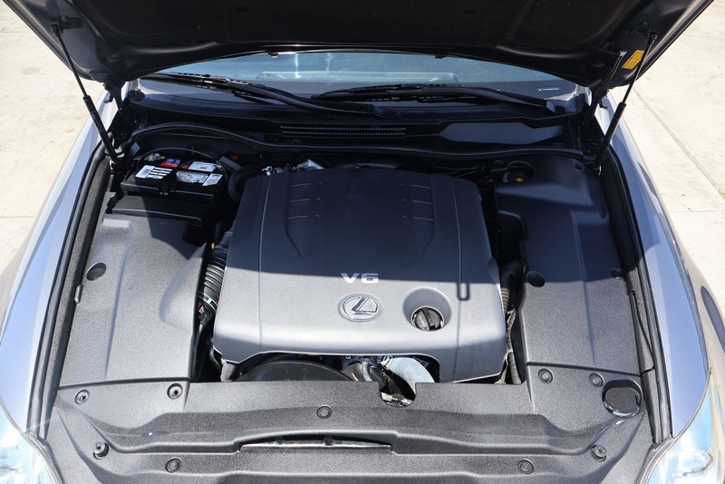 Lexus IS 250 Vehicle Full-screen Gallery Image 10