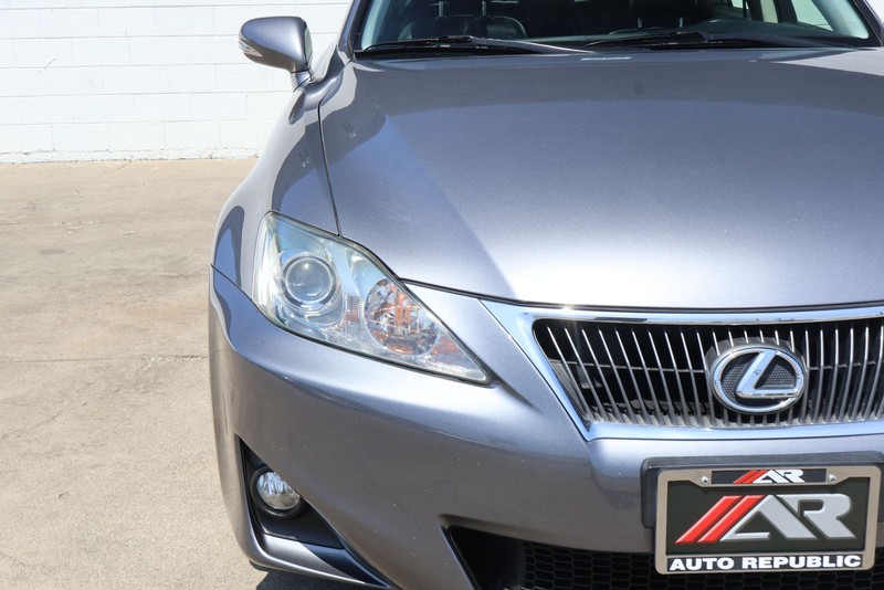 Lexus IS 250 Vehicle Full-screen Gallery Image 11