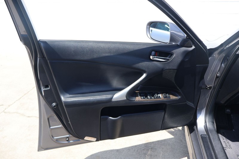 Lexus IS 250 Vehicle Full-screen Gallery Image 15