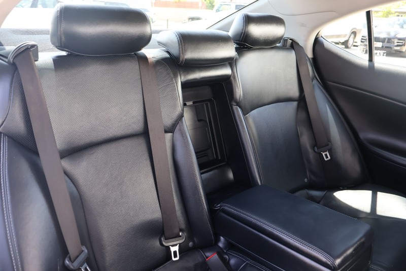 Lexus IS 250 Vehicle Full-screen Gallery Image 21