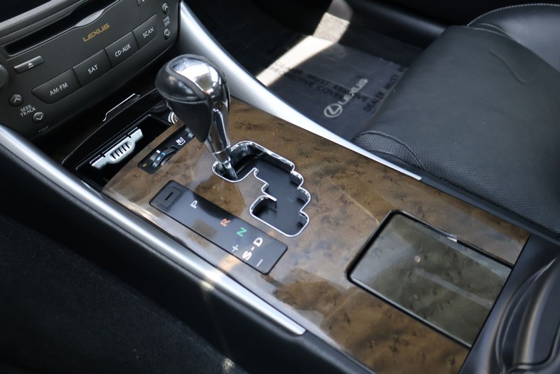 Lexus IS 250 Vehicle Full-screen Gallery Image 31