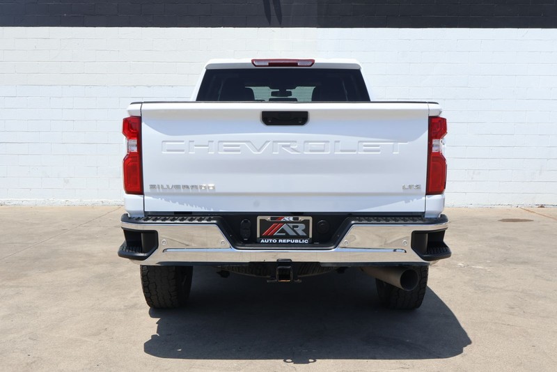 Chevrolet Silverado 2500HD Vehicle Full-screen Gallery Image 06
