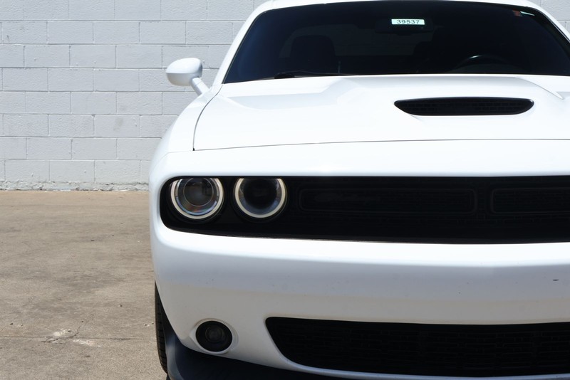 Dodge Challenger Vehicle Full-screen Gallery Image 03