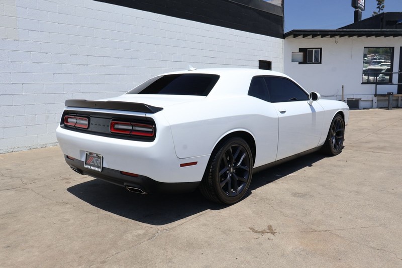 Dodge Challenger Vehicle Full-screen Gallery Image 05