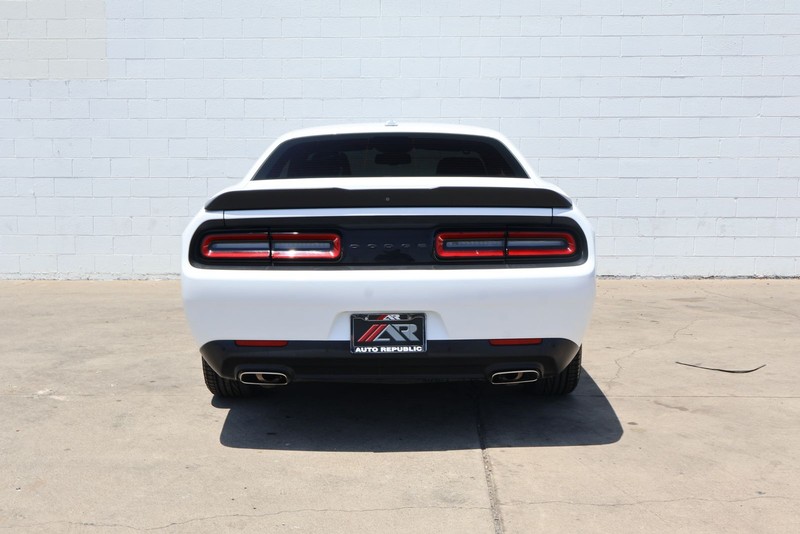 Dodge Challenger Vehicle Full-screen Gallery Image 06