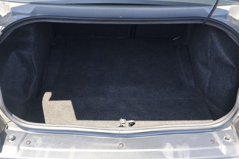 Dodge Challenger Vehicle Full-screen Gallery Image 08