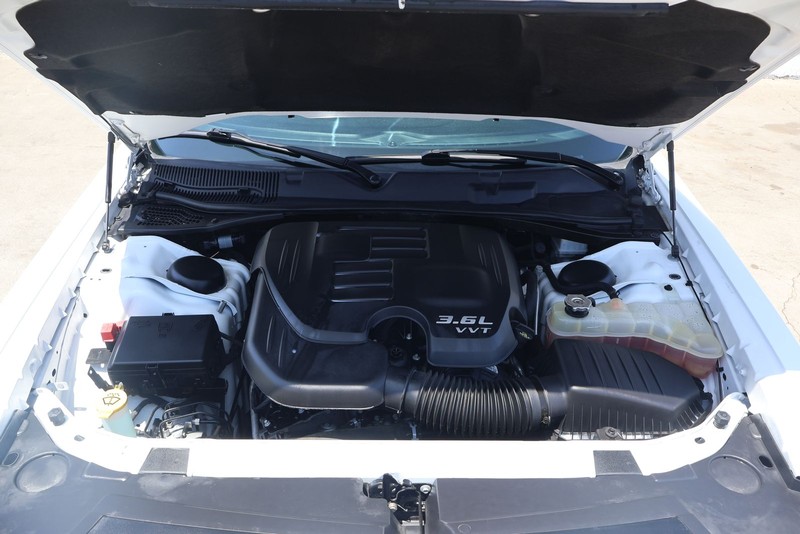Dodge Challenger Vehicle Full-screen Gallery Image 12