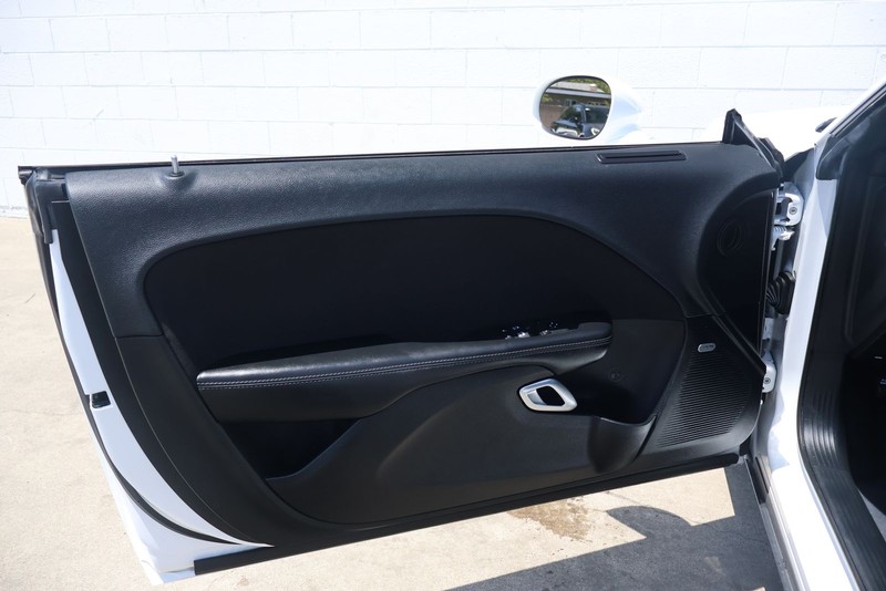 Dodge Challenger Vehicle Full-screen Gallery Image 14