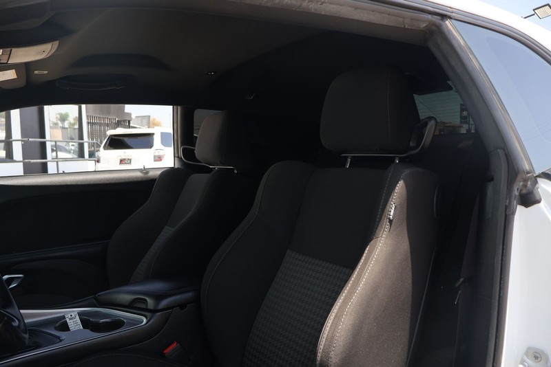 Dodge Challenger Vehicle Full-screen Gallery Image 16
