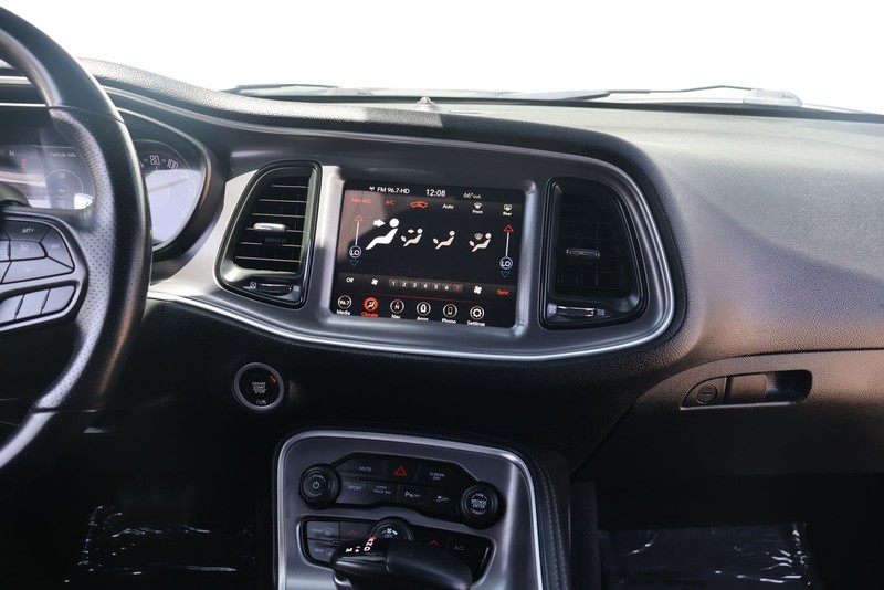 Dodge Challenger Vehicle Full-screen Gallery Image 26