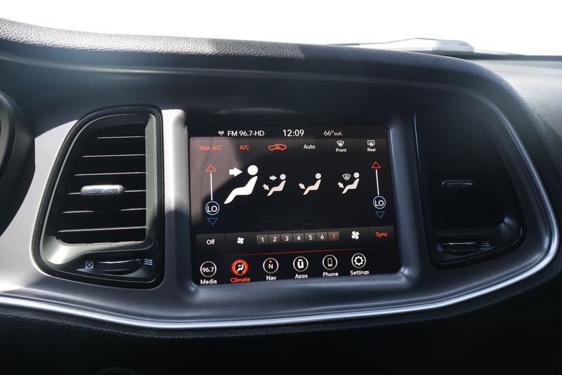 Dodge Challenger Vehicle Full-screen Gallery Image 27