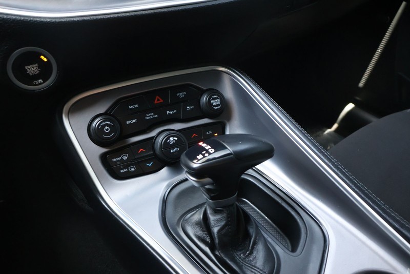 Dodge Challenger Vehicle Full-screen Gallery Image 29