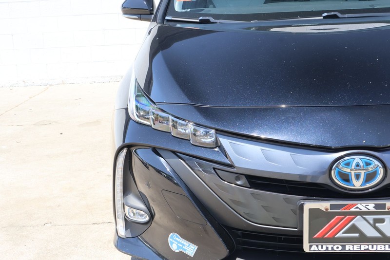 Toyota Prius Prime Vehicle Full-screen Gallery Image 03