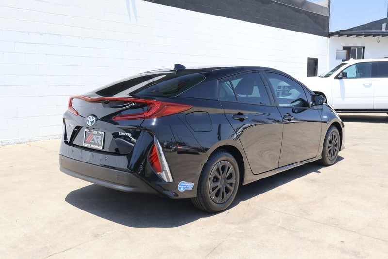 Toyota Prius Prime Vehicle Full-screen Gallery Image 05