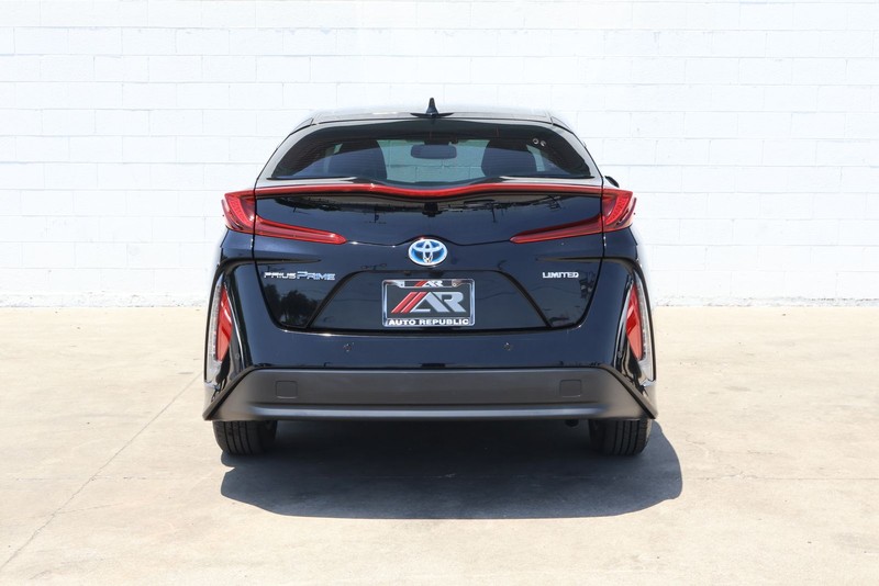 Toyota Prius Prime Vehicle Full-screen Gallery Image 06